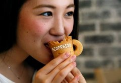 Crispy with strong fragrance: coffee served by biscuits in Japanese shops looks good and delicious (photo)