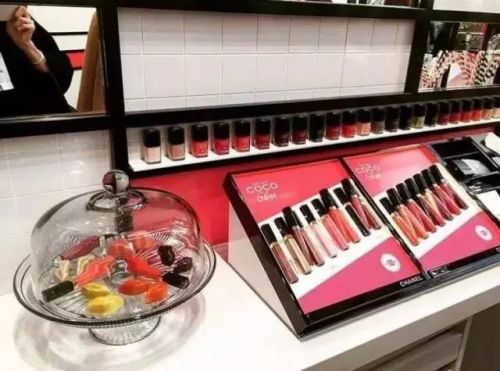 Why did Chanel open a pop-up shop while drinking coffee while putting on makeup?