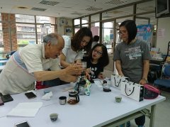 He likes to drink coffee to come to class. Ah Gong Xizhi shows his interest.