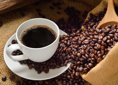 Is there more caffeine in deep roasting or light roasting?