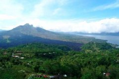 The story and story of Lake Titicaca in Bolivia tapping small farmers to wash iron and Pica boutique coffee beans.