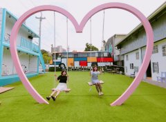 Giant Heart-shaped Swing + Colorful Bus! Taichung Abandoned Cafe Becomes a Romantic Place for Outside Photography