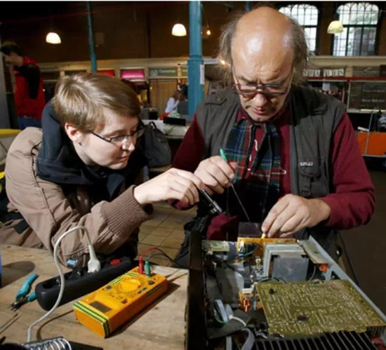 Repairing cafes can not only drink coffee, but also help others fix things.