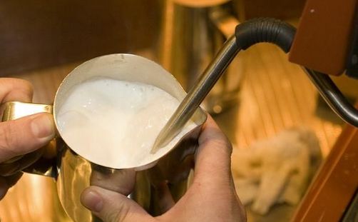 How to make milk foam, the steps of playing milk foam at home