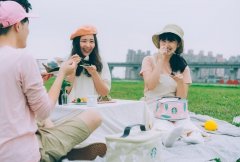 The cafe sells ice dumplings, mocha and sweet potato mixed with Chinese and Western flavor.