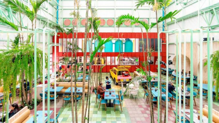 Strange Cafe in Guatemala: tropical jungle with vintage cars to create an interesting space