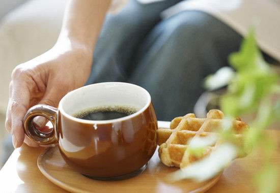 The barista tells you the right way to drink coffee by hand.