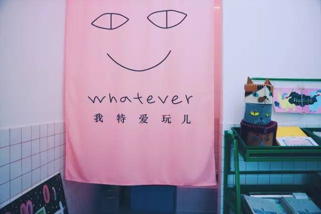 成都whatever cafe|店里整体都是粉粉的