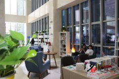 Suzhou Science and Technology City Hospital has a library that is fresh and elegant like a cafe.