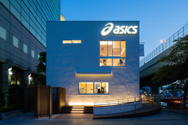 ASICS opened a shop in Tokyo that sells coffee and fries, as well as fitness.