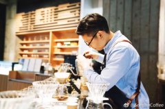 It is more expensive than Starbucks, with hundreds of cups per day in a single store, and Seesaw coffee won round An of Hony 45 million yuan.