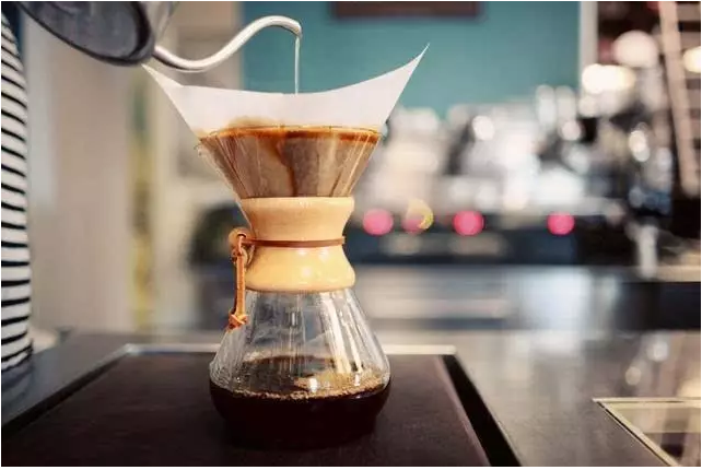 Hand-made teaching | using American method to extract coffee with ice in chemex pot.