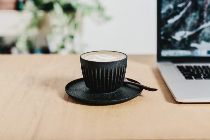 Waste coffee bean shells are made into reusable and environmentally friendly coffee cups.