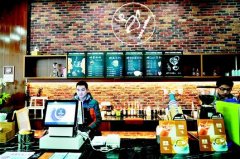 Giving up high salary, higher vocational students go back to Wuhan to start a business and open a personality cafe.