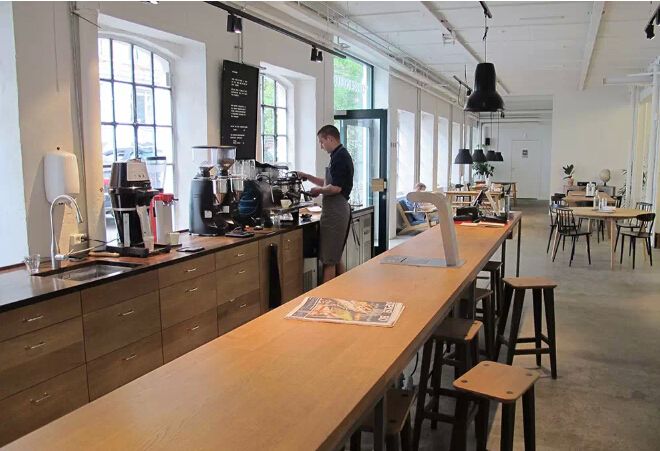 Higher vocational students give up their well-paid jobs and open a marathon-themed cafe.