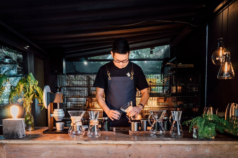 Flying over coffee shops all over the world, the essence of off-machine life with little coffee