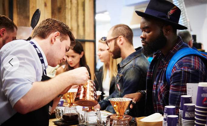 More and more Britons choose to spend their afternoon tea in cafes.