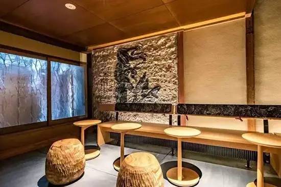 Japan has opened a Starbucks that forbids queuing, drinking coffee and taking off its shoes.