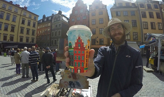 The artist travels around the world, and the beauty in his eyes is painted on the coffee cup.