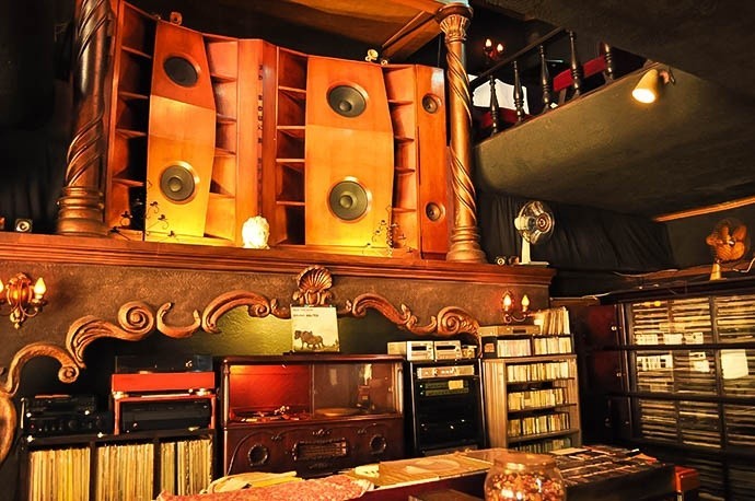 Shibuya, a world heritage music coffee shop, is famous for eating tea.