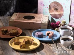 Starbucks mooncakes really have a new taste of gravy and coffee.
