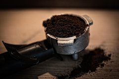 Don't throw it! Coffee grounds have many uses not only to deodorize but also to prevent mosquitoes.