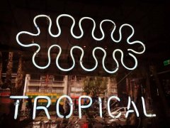 Tropical Tropical Deli Cafe makes you feel the aesthetics of ruins in the city.