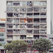 Each of the 10-story apartments is full of cafes! The renovation of old houses in Vietnam makes people linger with a strong aroma of coffee!