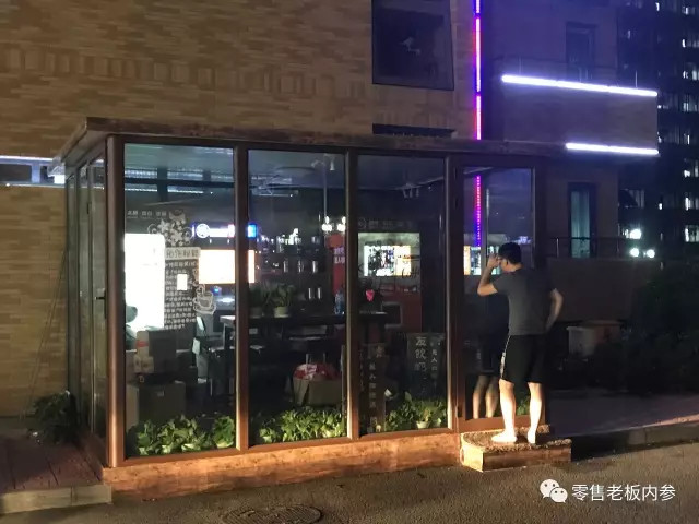 The world's first unmanned coffee shop was unveiled in Beijing and sold for 280 yuan in two hours.
