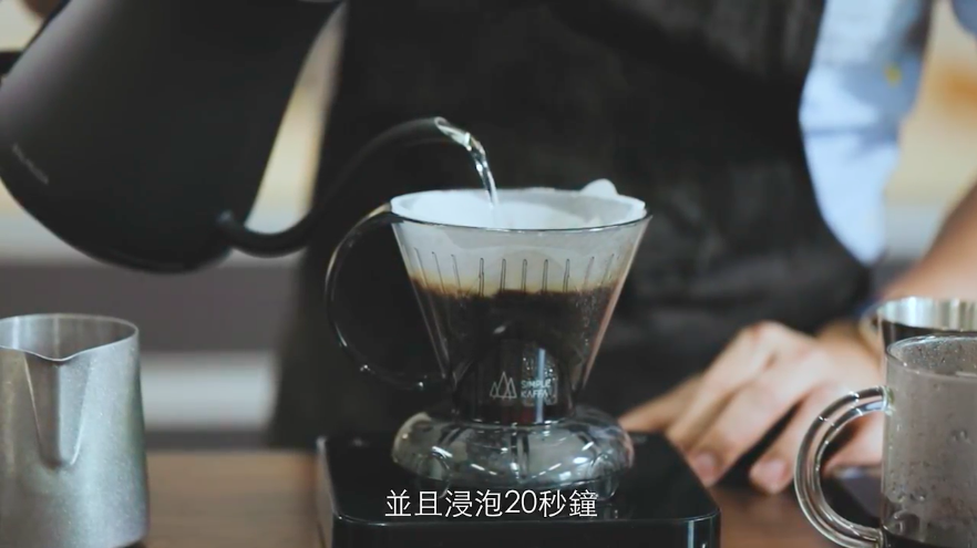 The WBC champion teaches you to make a cup of instant noodles with three warm hands. No, no! Make coffee by hand!