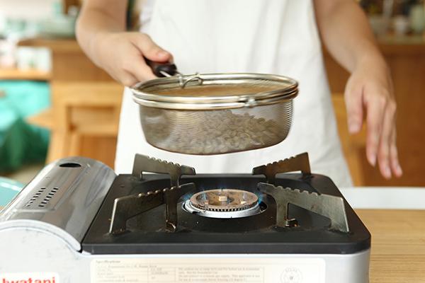 Simple, rough and easy to use, let's bake coffee with a hand net.