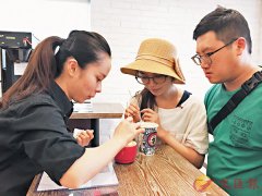 [coffee culture] students in the flower-pulling class are looking forward to promoting art and culture.