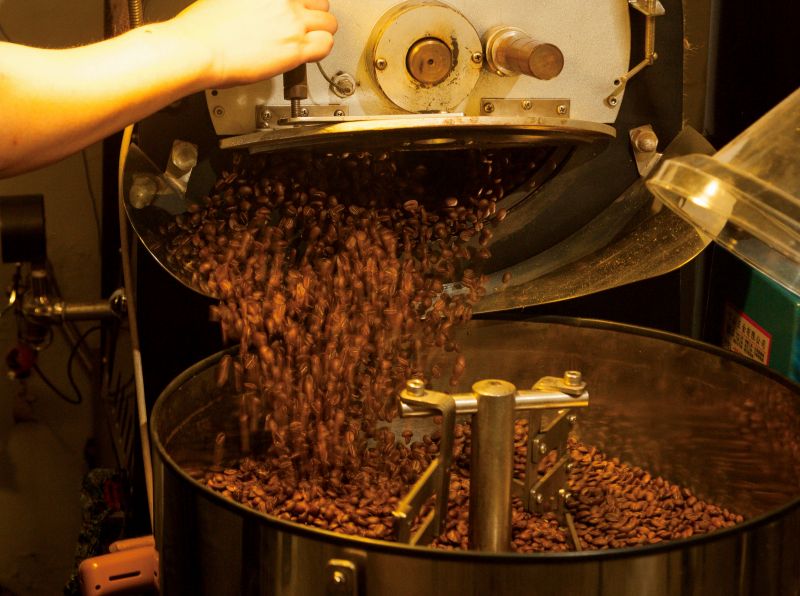 Professional bean bakers share roasting skills to unravel the mystery of professional coffee roasting.