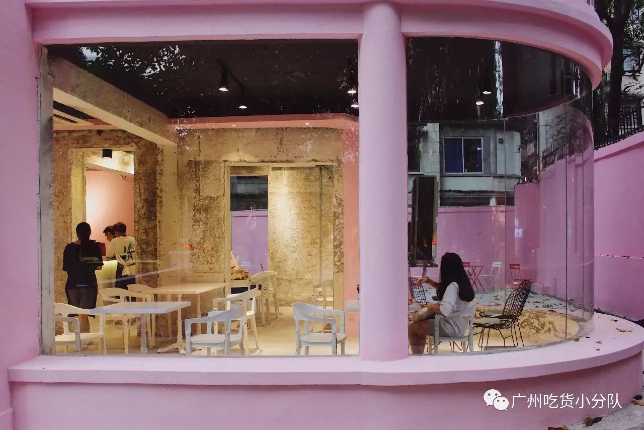 [OFF CAFE] The exterior is pink, but inside it is actually…Jeju Industrial Style!