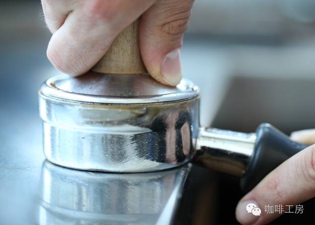 The correct method of filling Italian Coffee Powder Press Coffee Powder
