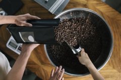 How should coffee beans be preserved and stored in a coffee shop?