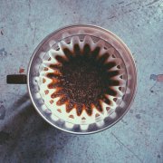 How should coffee filter paper be used? why can't it stick to the filter cup?