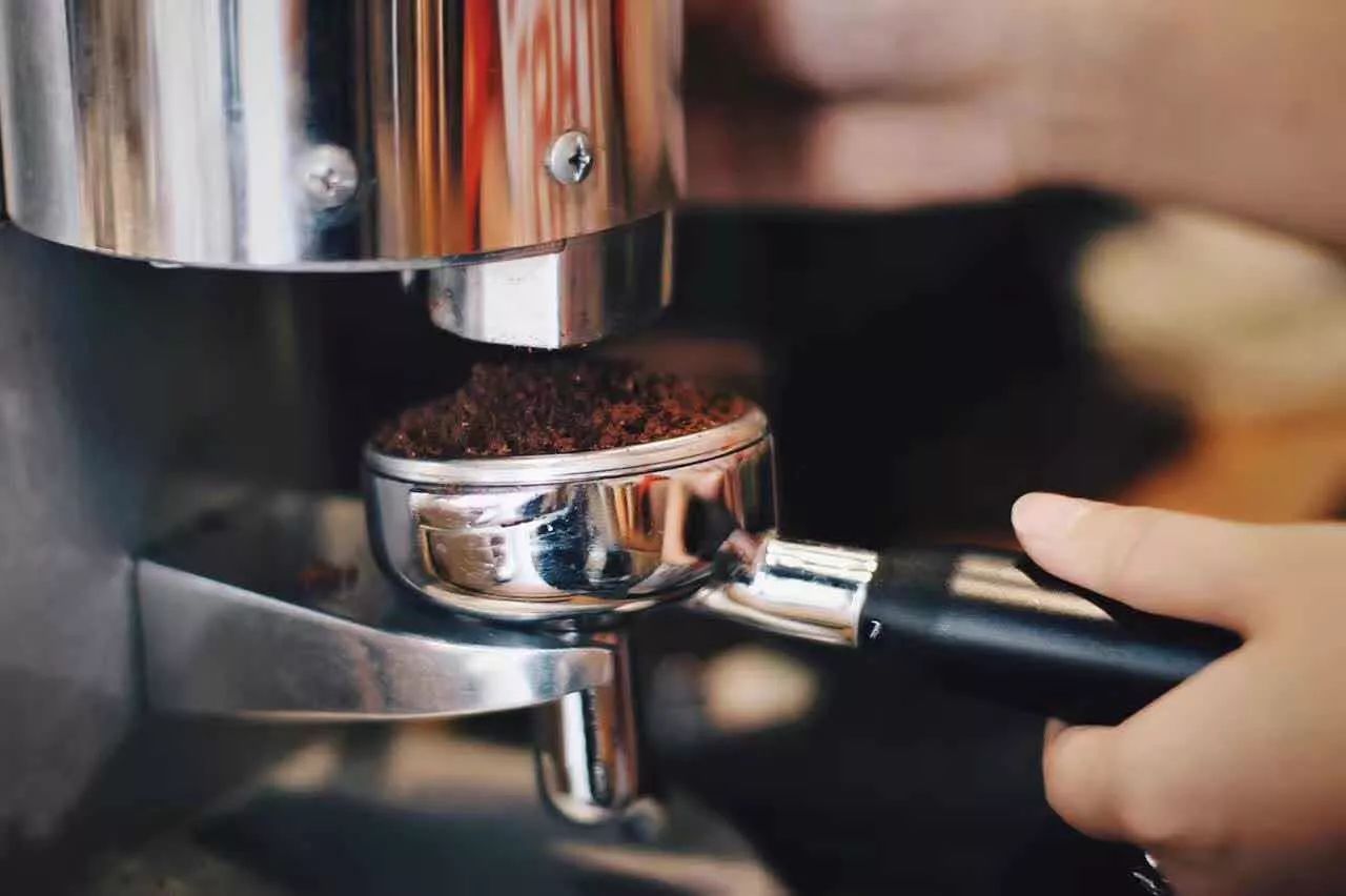 The first thing a qualified barista does at work is to adjust the Italian bean grinder.