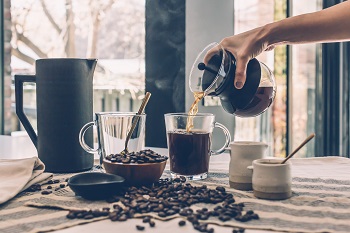 Which filter to choose for hand-brewed coffee: comparison of filter paper, metal filter mesh and filter cloth