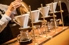 The talent teaches the secret skill of hand-brewing coffee with a full score guide to easily make a good cup of coffee.