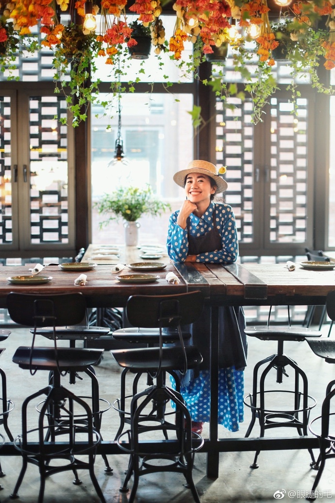 Even Jiang Yiyan came to her cafe, and every girl dreamed of opening such a cafe.