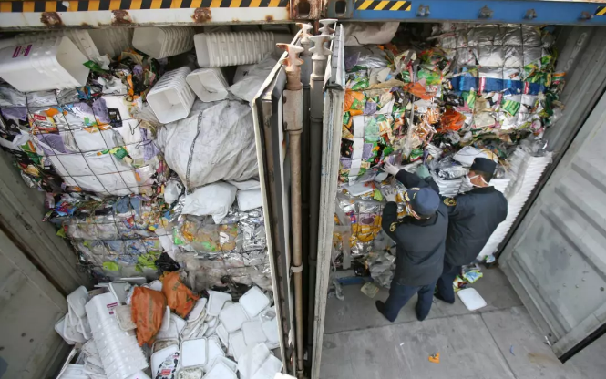 No foreign trash! Starbucks paper cups face garbage disposal crisis, China no longer accepts foreign garbage