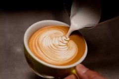 The essential foaming skills of the coffee machine for baristas-from historical origins to hand-held tutorials on milk characteristics