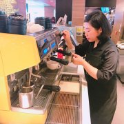 A Taiwanese barista living slowly in Hong Kong tells about the prospect of being a barista for a girl.