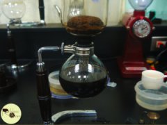 For beginners to learn siphon coffee, you must see the principle of siphon coffee pot and teach the skills of siphon coffee brewing.