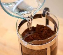 How to brew coffee powder the specific methods of brewing with cold water and hot water