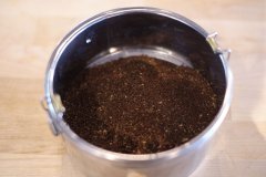 Don't you know that Starbucks coffee grounds are free? Why don't you get some coffee grounds to grow flowers and prevent insects?
