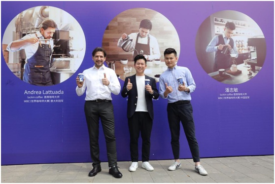 The opening of the Shanghai International Coffee and Wine Culture Festival, the audience lined up to taste the coffee of the three WBC champions.