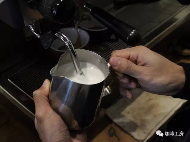 How do beginners spend their milk foam skills and share what kind of milk and how many milliliters of milk are needed for coffee?