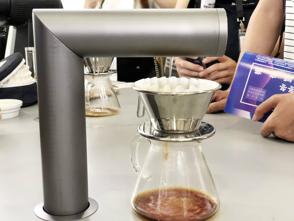 BUBBLE LAB announces that new hand coffee machine novices can produce products without training.
